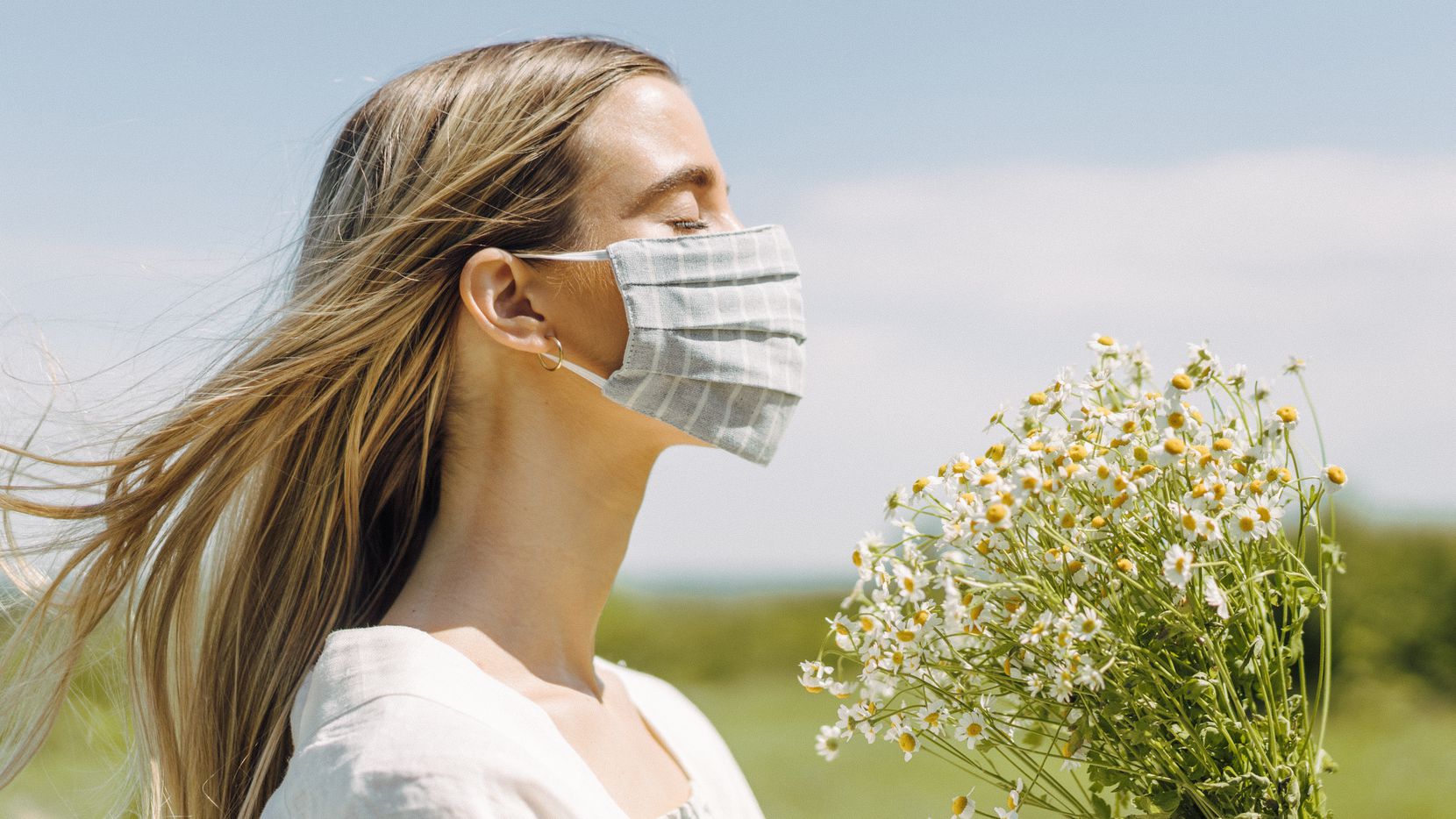 Hack de verano de máscara facial |: 10 trucos de verano que te harán disfrutar de la temporada más calurosa | Zestradar