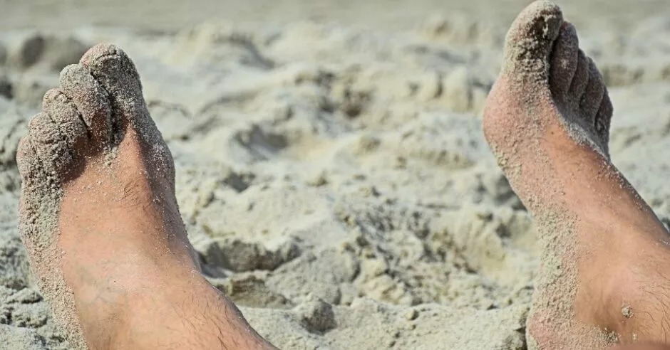 Talco de bebé vs arena | 10 trucos de verano que te harán disfrutar de la temporada más calurosa | Zestradar