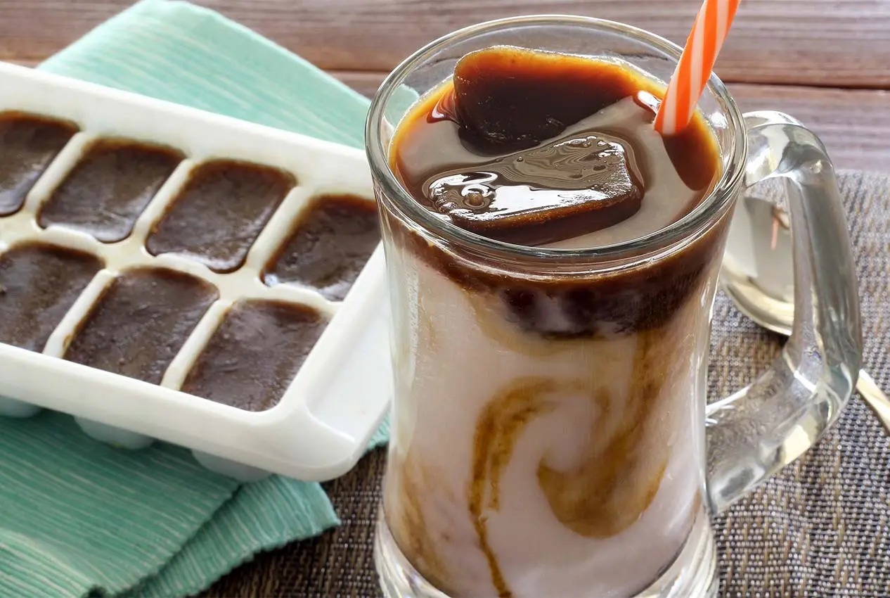 Cubos de café helado |: 10 trucos de verano que te harán disfrutar de la temporada más calurosa | Zestradar