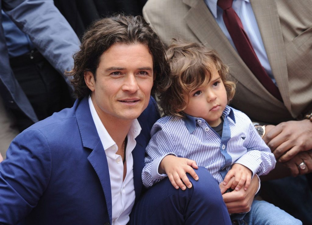 Orlando Bloom y su hijo Flynn 9 niños famosos que se parecen exactamente a sus padres | Zestradar