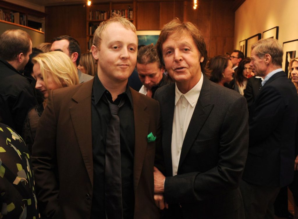 Paul McCartney y su hijo James 9 niños famosos que se parecen exactamente a sus padres | Zestradar
