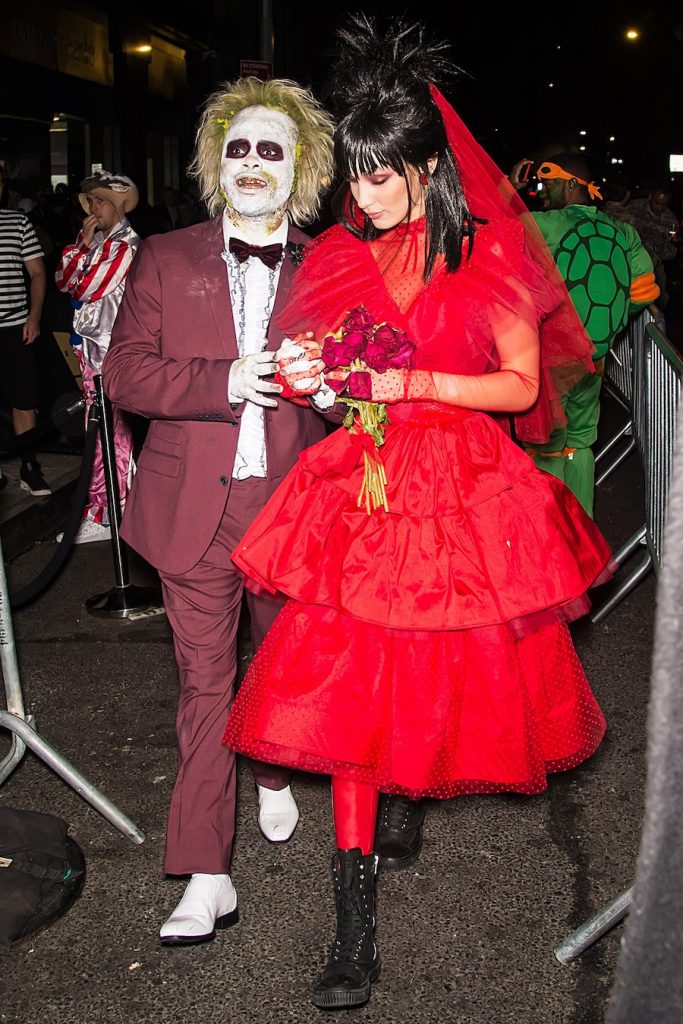 jugo de escarabajo |: Las 8 mejores ideas para disfraces de Halloween para parejas | Zest Radar: