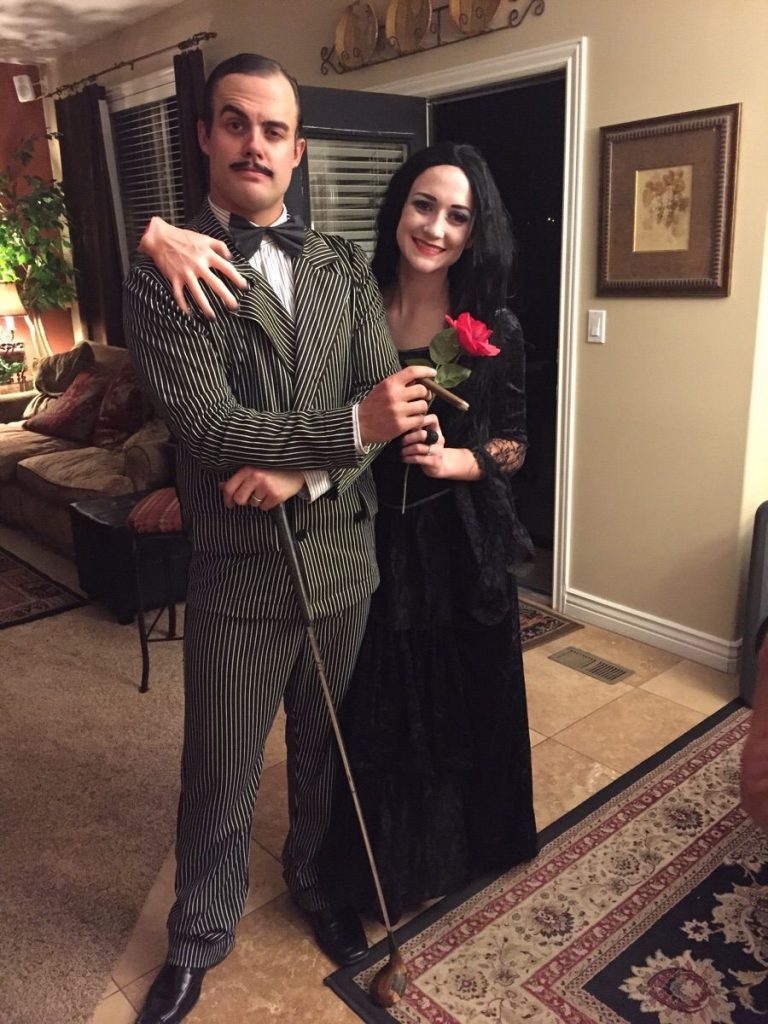 La familia Addams | Las 8 mejores ideas para disfraces de Halloween para parejas | Zest Radar: