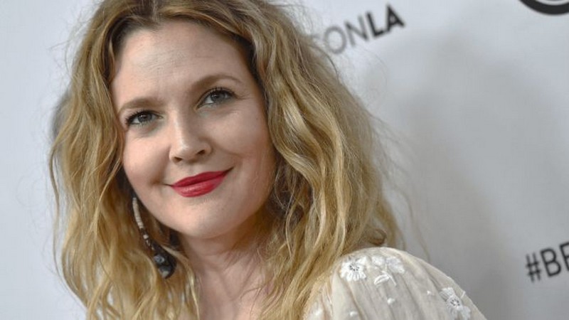 Drew Barrymore | 8 celebridades que trabajaron duro en su apariencia y se convirtieron en diosas Zestradar