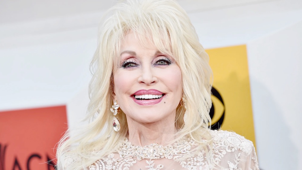 Dolly Parton |: 10 personas famosas que influyeron en la sociedad a través de su filantropía | Zestradar