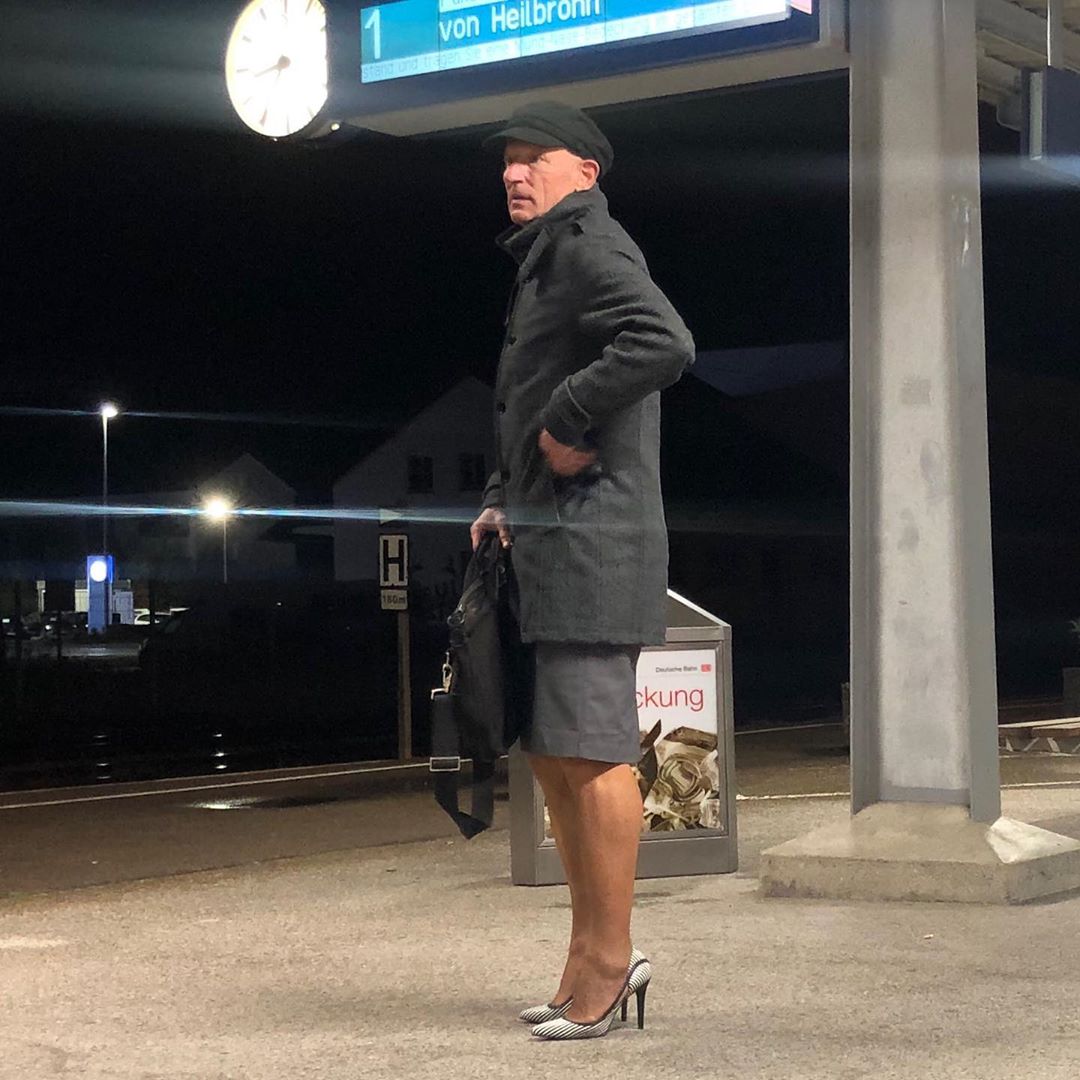 #15 La mujer de 61 años usa falda y tacones altos para ir al trabajo y se ve fantástica. |: Zestradar