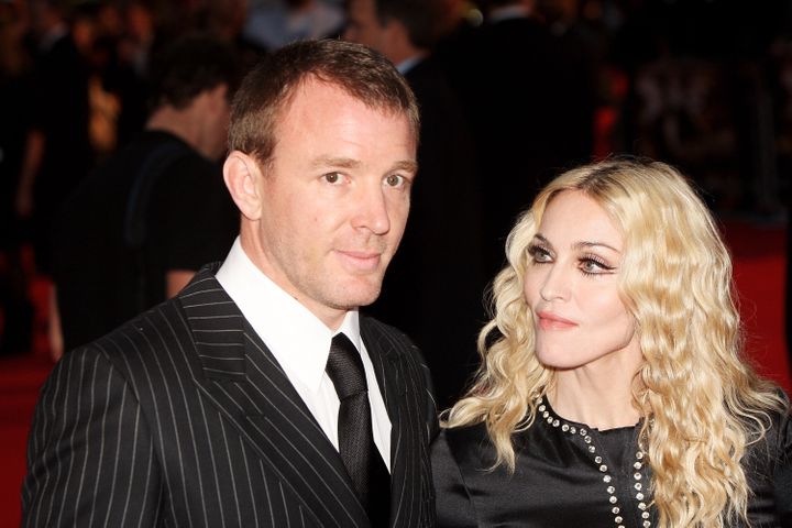 Madonna y Guy Ritchie | 9 estrellas que tuvieron batallas de custodia desordenadas | Zestradar