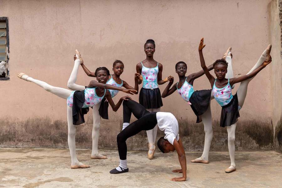 #6 | Niño nigeriano que baila bajo la lluvia le consigue una beca para el American Ballet | Zestradar
