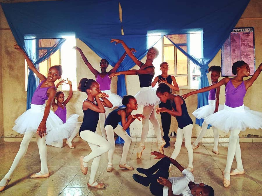#7 | Niño nigeriano que baila bajo la lluvia le consigue una beca para el American Ballet | Zestradar