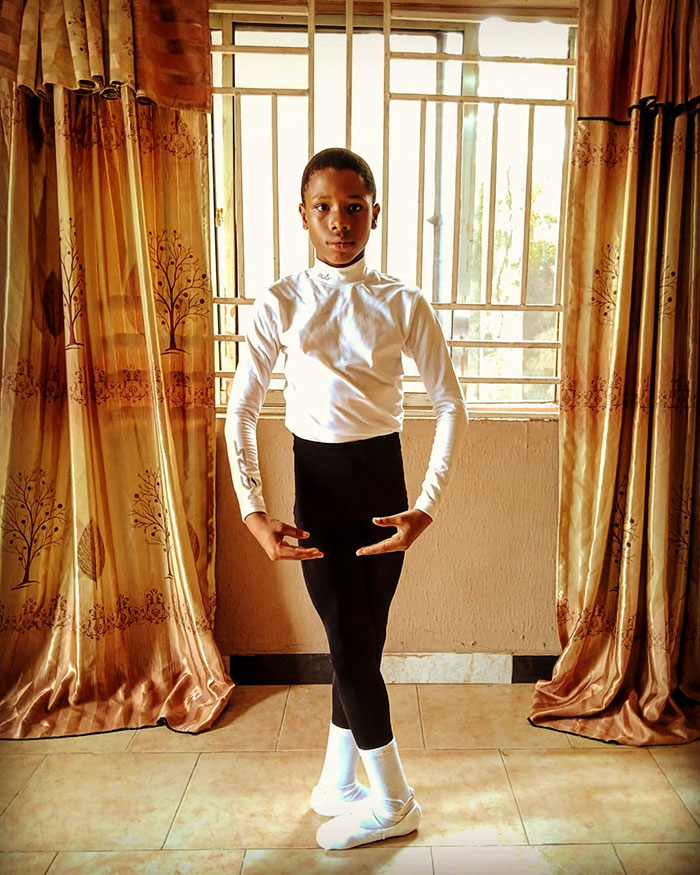 #8 | Niño nigeriano que baila bajo la lluvia le consigue una beca para el American Ballet | Zestradar