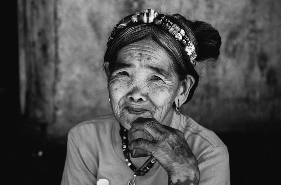 #5 Una mujer de 103 años es la tatuadora tradicional más antigua de Filipinas Zestradar