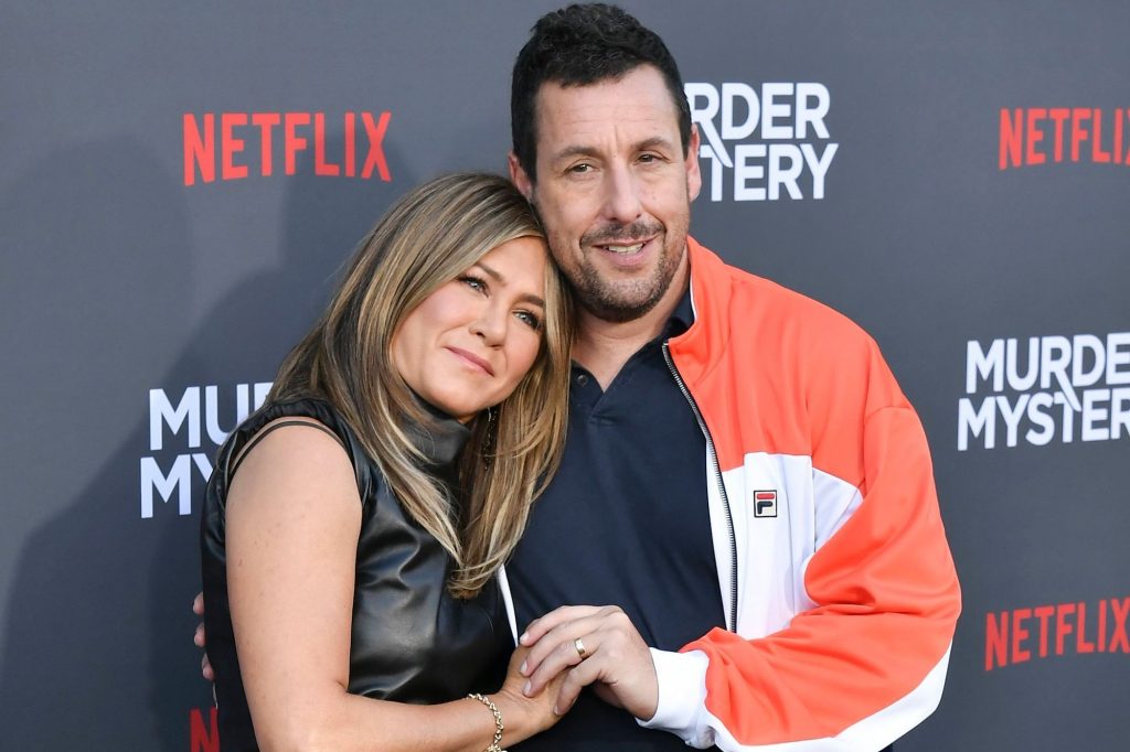 Adán Sandler |: 8 de los amigos famosos más sorprendentes de Jennifer Aniston | Zestradar