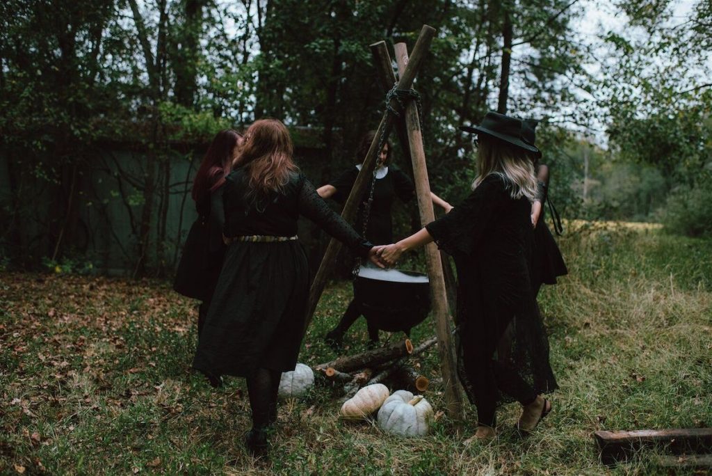 Has perdido la apuesta y ver The Witches es la consecuencia. 8 posibles razones por las que podrías terminar viendo 'The Witcher Makeover' | Zestradar