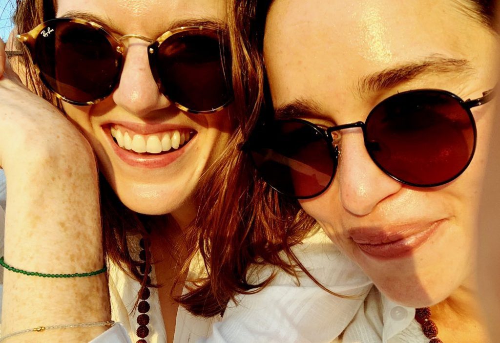 A él le gusta viajar 8 cosas sorprendentes que no sabías sobre Emilia Clarke | Zestradar