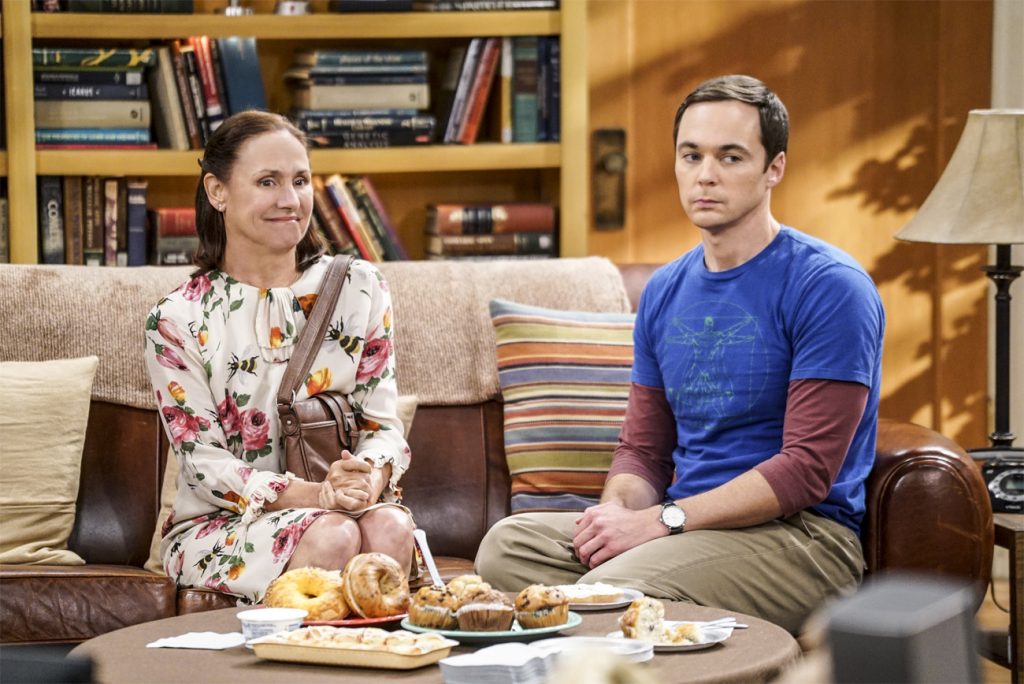 madre de sheldon | 8 cosas ocultas en la teoría del Big Bang que no notaste | Zestradar