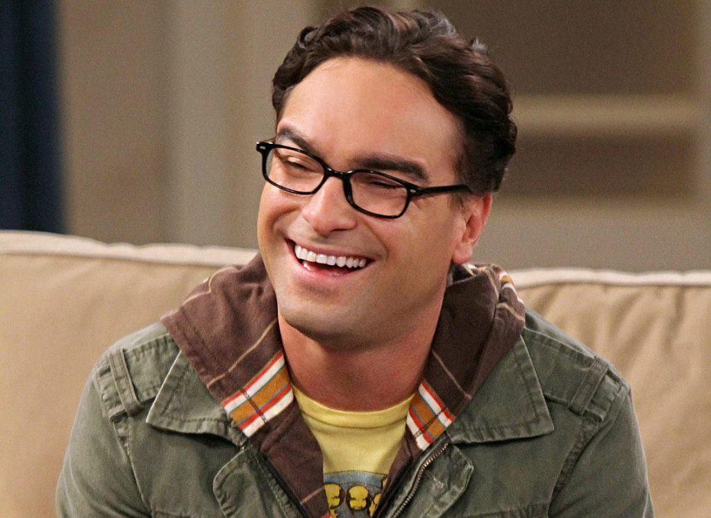 Gafas de Leonard | 8 cosas ocultas en la teoría del Big Bang que no notaste | Zestradar