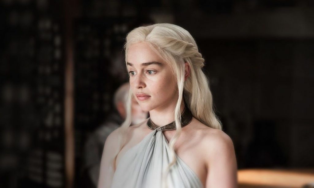 Trabajó en seis trabajos antes de GoT | 8 cosas sorprendentes que no sabías sobre Emilia Clarke | Zestradar