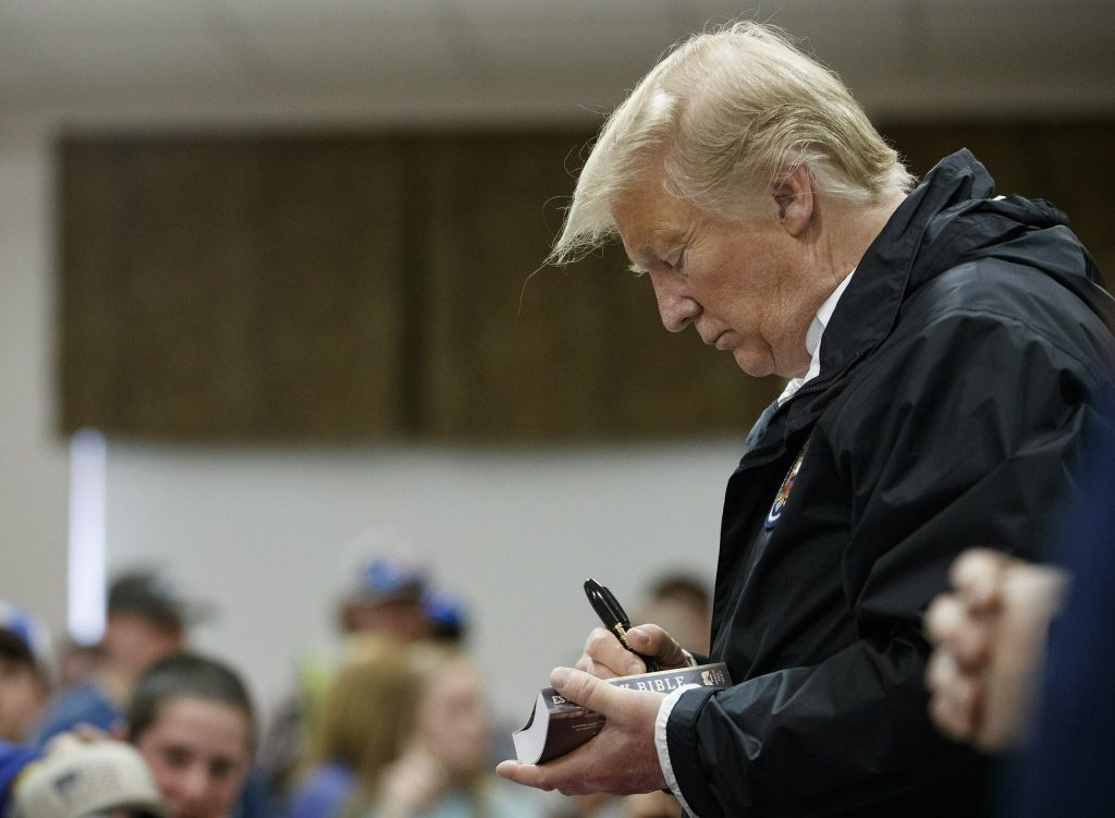 #8 |15 cosas más tontas que Trump ha hecho durante su presidencia | Zestradar