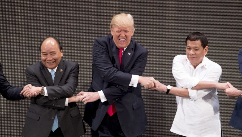 #10 |15 cosas más tontas que Trump ha hecho durante su presidencia | Zestradar