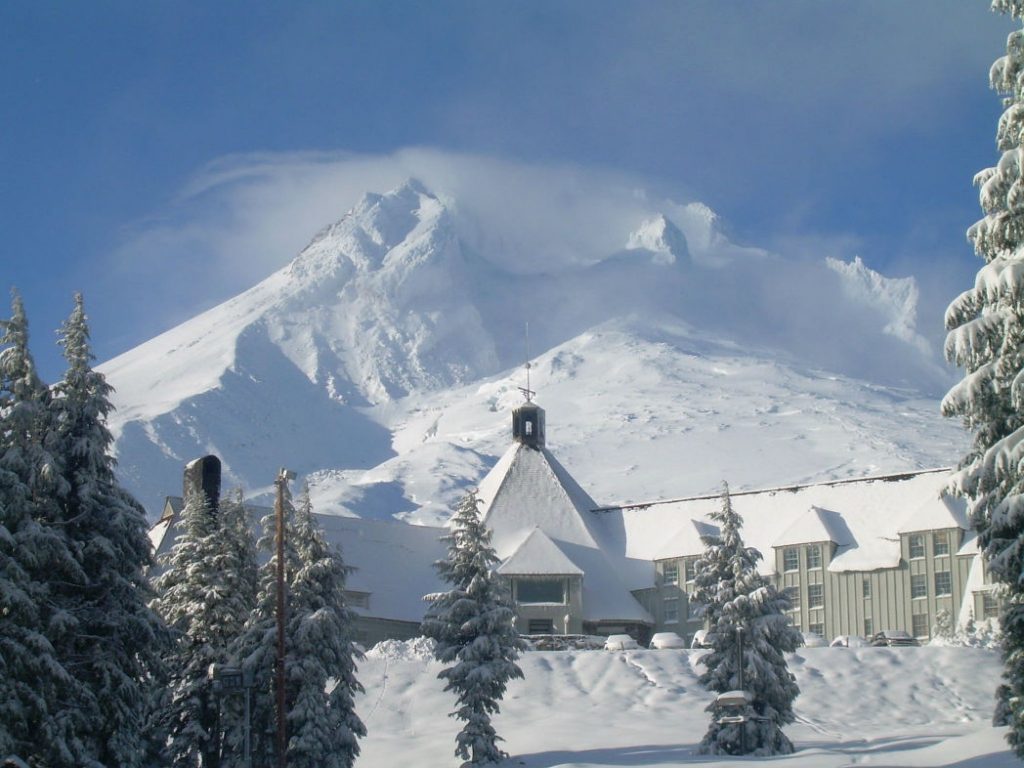 El Resplandor – Timberline Lodge (Mount Hood, Oregón) |: 10 grandes lugares de películas famosas que puedes visitar ahora mismo | Zestradar