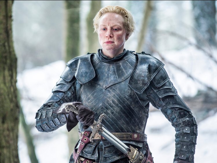 Gwendoline Christie | 5 estrellas femeninas que son duras en la vida real (y 5 que solo fingen serlo) | Zest Radar: