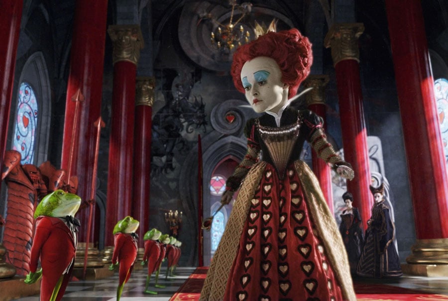 Helena Bonham Carter (Alicia en el país de las maravillas) |: 7 hermosos vestidos de película que fueron una pesadilla para usar | Zest Radar: