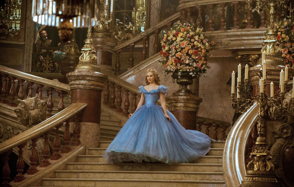 Lily James (Cenicienta) |: 7 hermosos vestidos de película que fueron una pesadilla para usar | Zest Radar: