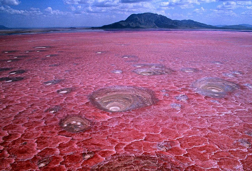 Lago rojo mortal |: 10 de los fenómenos naturales más surrealistas de la Tierra | Zestradar
