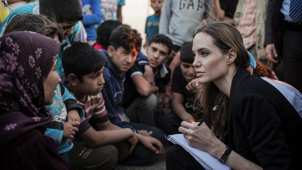 Angelina Jolie |: 7 actores de superhéroes son héroes de la vida real | Zestradar