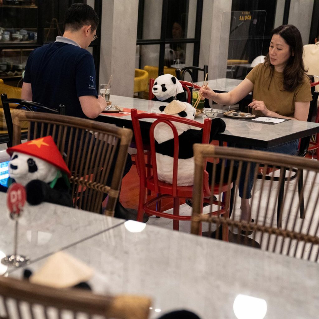 #4 | Restaurante tailandés trae pandas a la mesa para promover el distanciamiento social | Zestradar