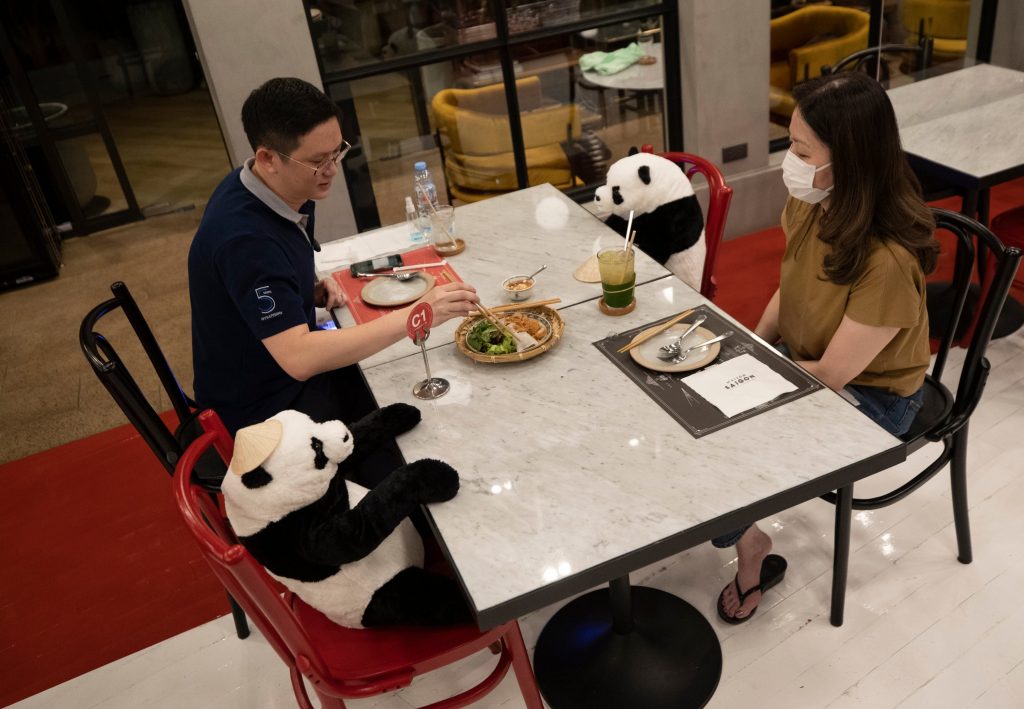 #9 | Restaurante tailandés trae pandas a la mesa para promover el distanciamiento social | Zestradar