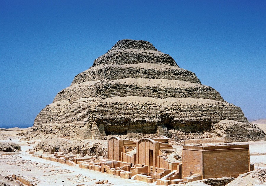 Pirámide escalonada de Josser |: 7 pirámides antiguas alrededor del mundo | Zestradar