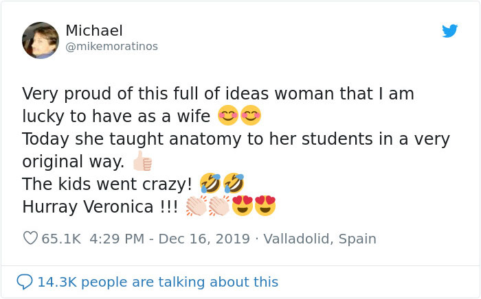 |: Un maestro da una lección de anatomía usando una exhibición de órganos internos de cuerpo completo Zestradar