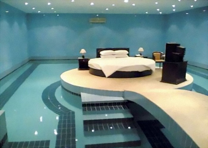 La cama en el medio de la piscina | 10 camas raras que no podías dormir | Bayas cerebrales