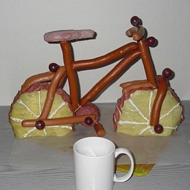 Bicicleta hecha de salchichas | El arte de la comida no salvante @TotallyGourmet | Bayas cerebrales